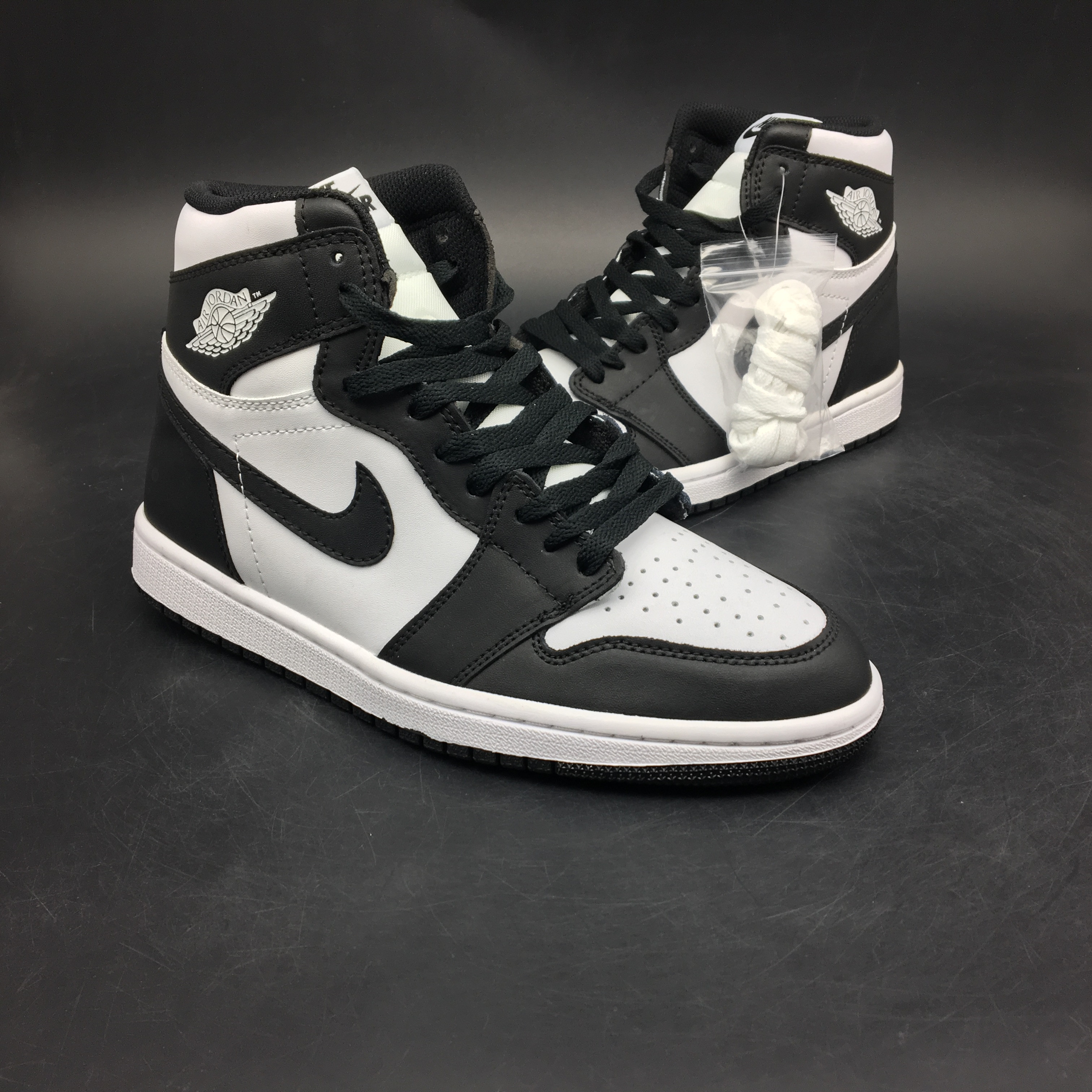 Air Jordan 1 Retro Black White (2014) 555088-010