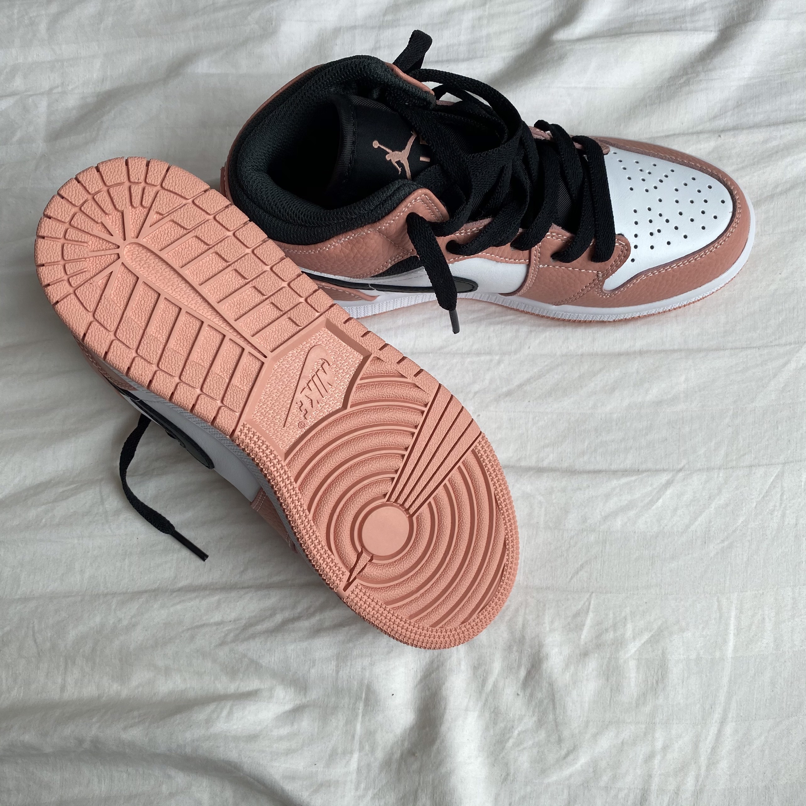 Air Jordan 1 Mid Pink Quartz 555112 603
