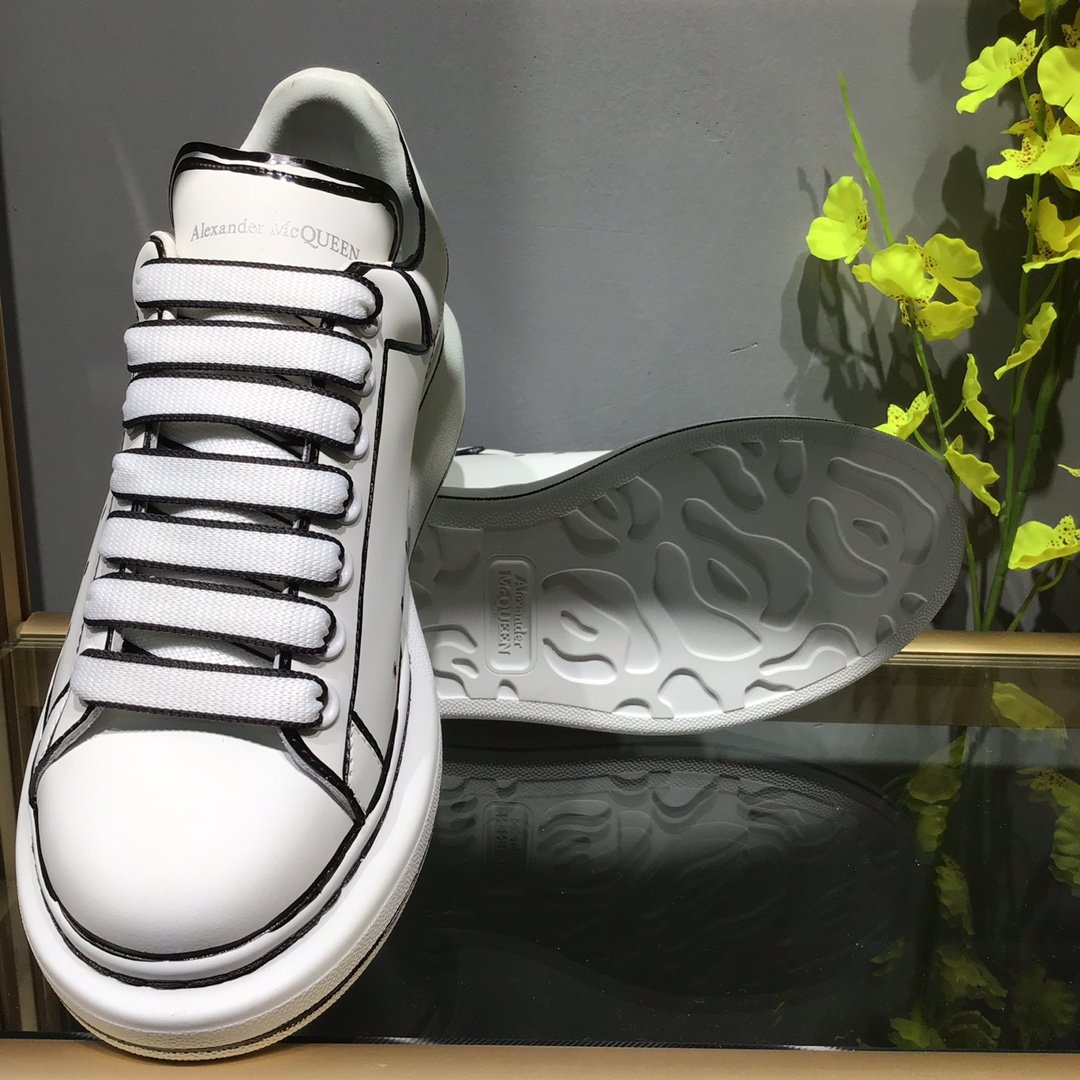 Alxndr McQN Oversized White Black Outline 627867WHYBI9061