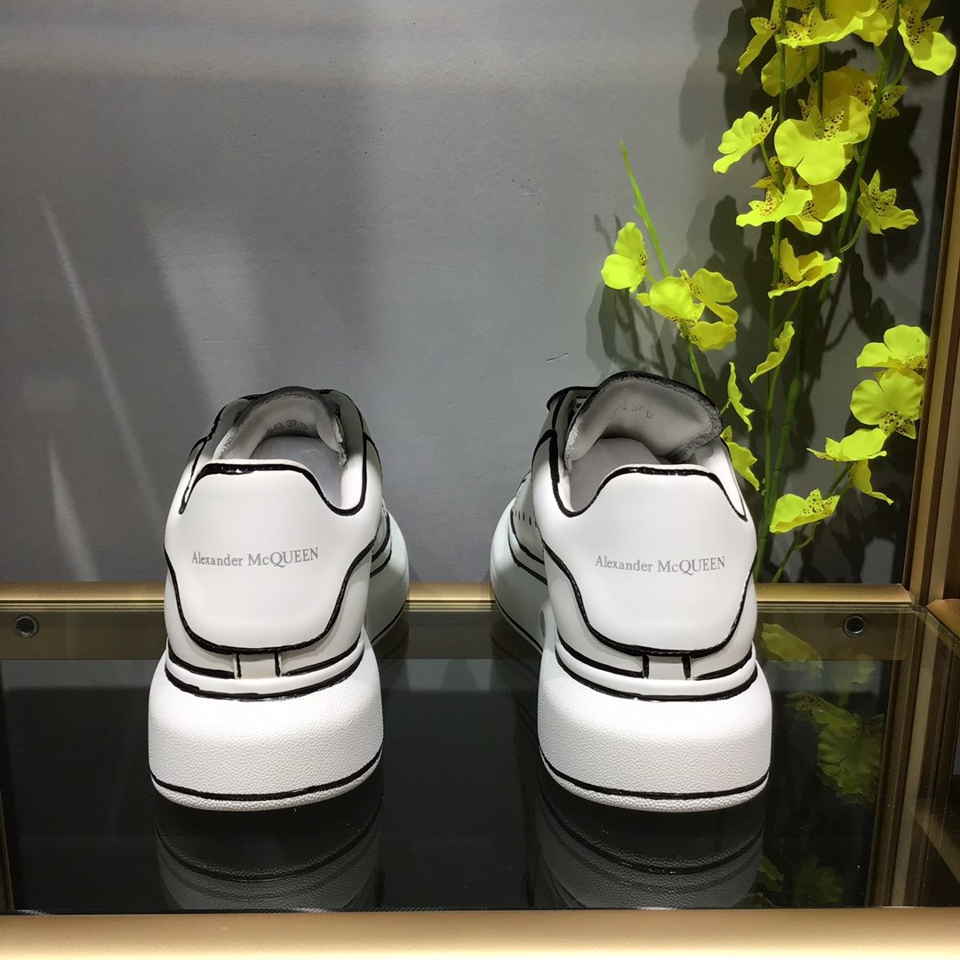 Alxndr McQN Oversized White Black Outline 627867WHYBI9061