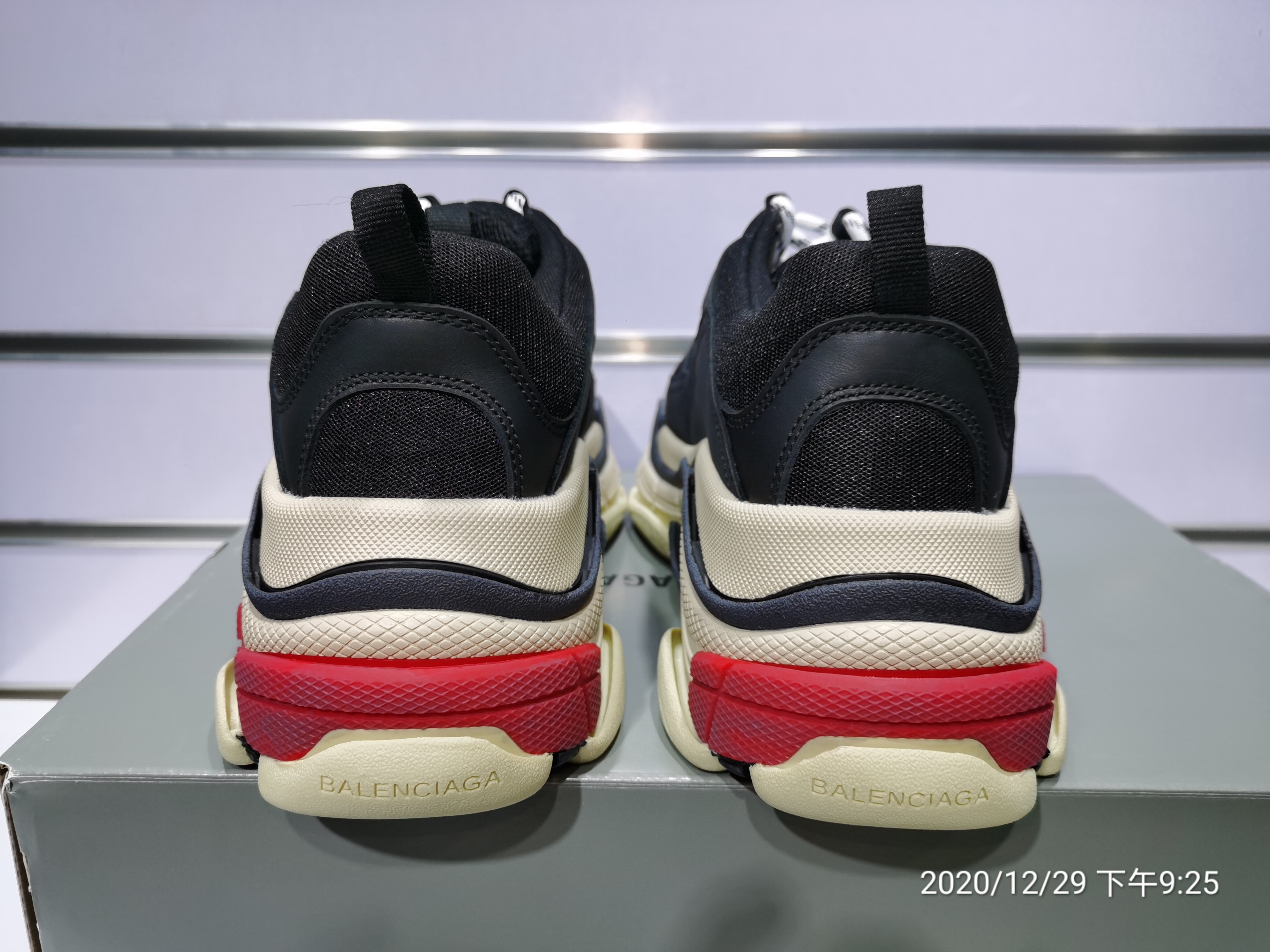 Blncig Triple S DSM Black Red 483560 W06E1 1011