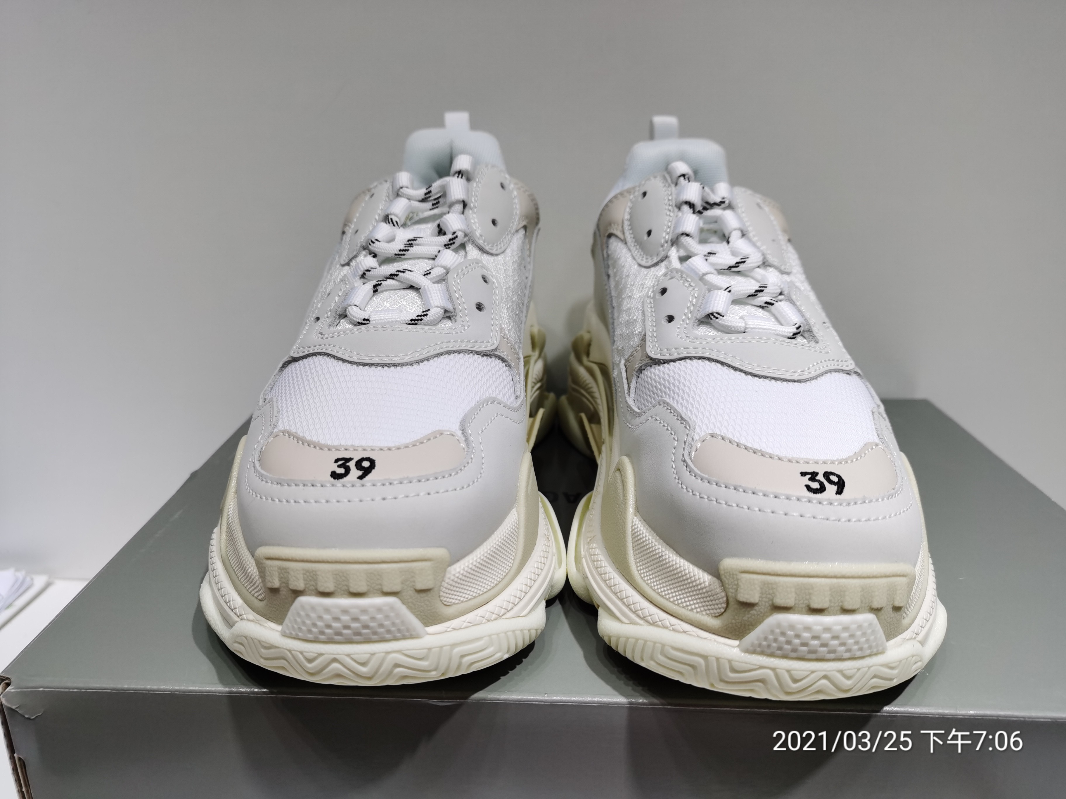 Blncig Triple S All White 483546 W06F1 9000