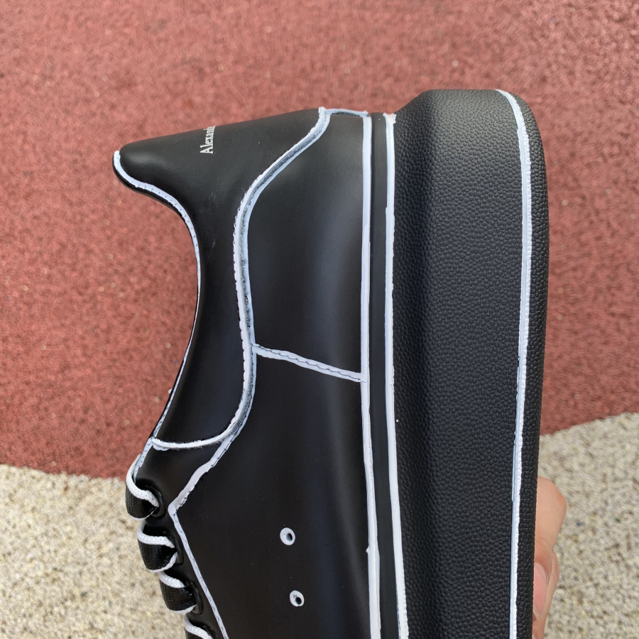 Alxndr McQN Oversized Black White Outline 627867WHYBI1070