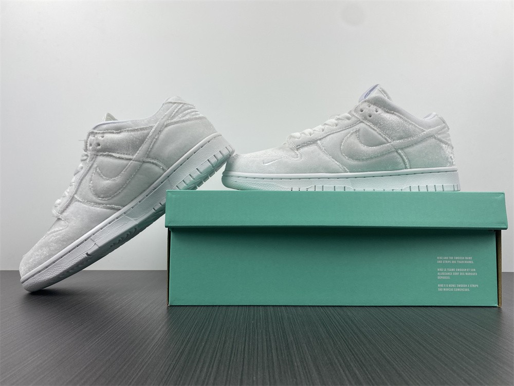 Nike Dunk Low Dover Street Market “Triple White” DH2686-100