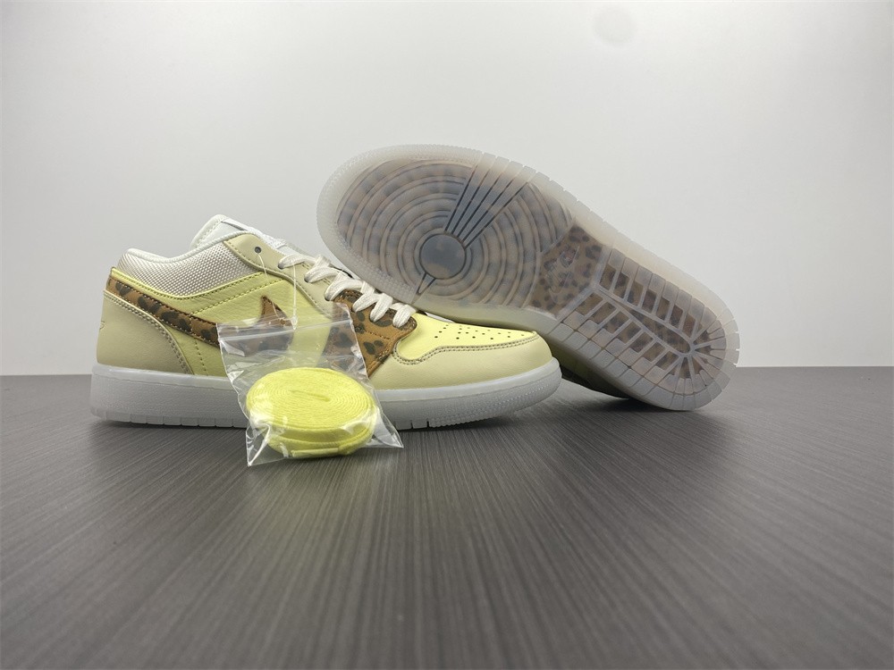 Air Jordan 1 Low SNKRS Day (W) DN6998-700