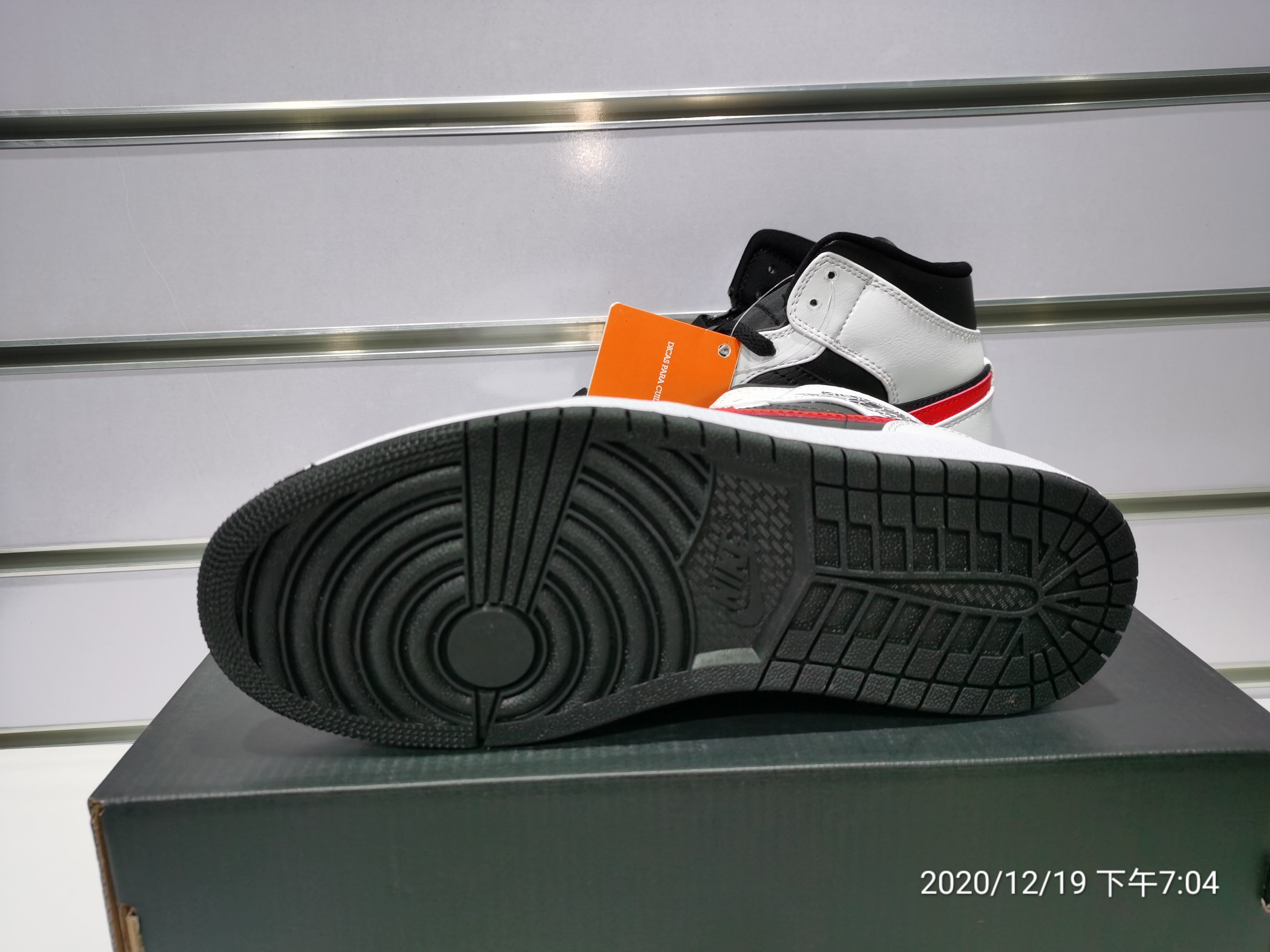 Air Jordan 1 Mid Black Chile Red White 554724-075