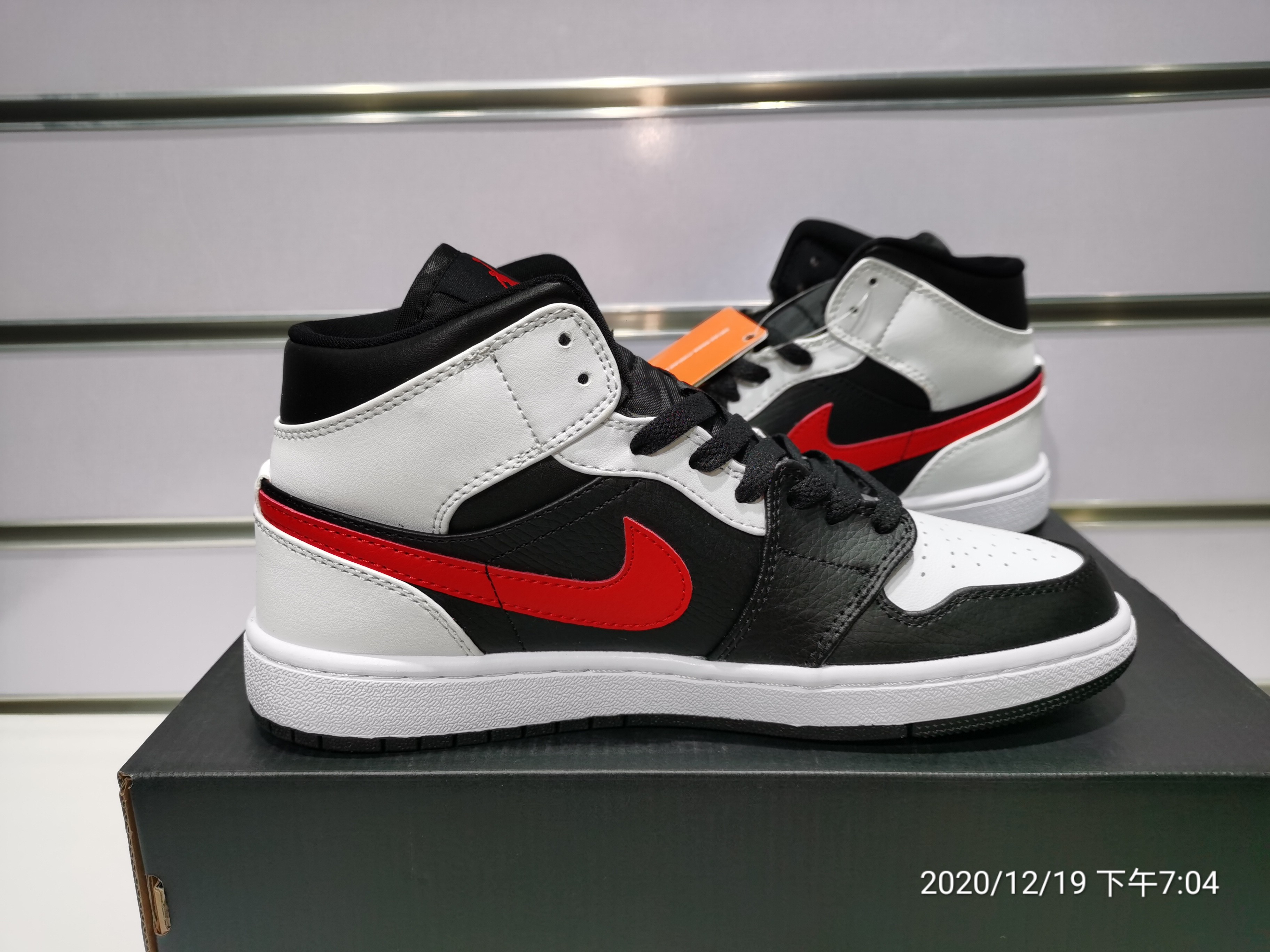 Air Jordan 1 Mid Black Chile Red White 554724-075