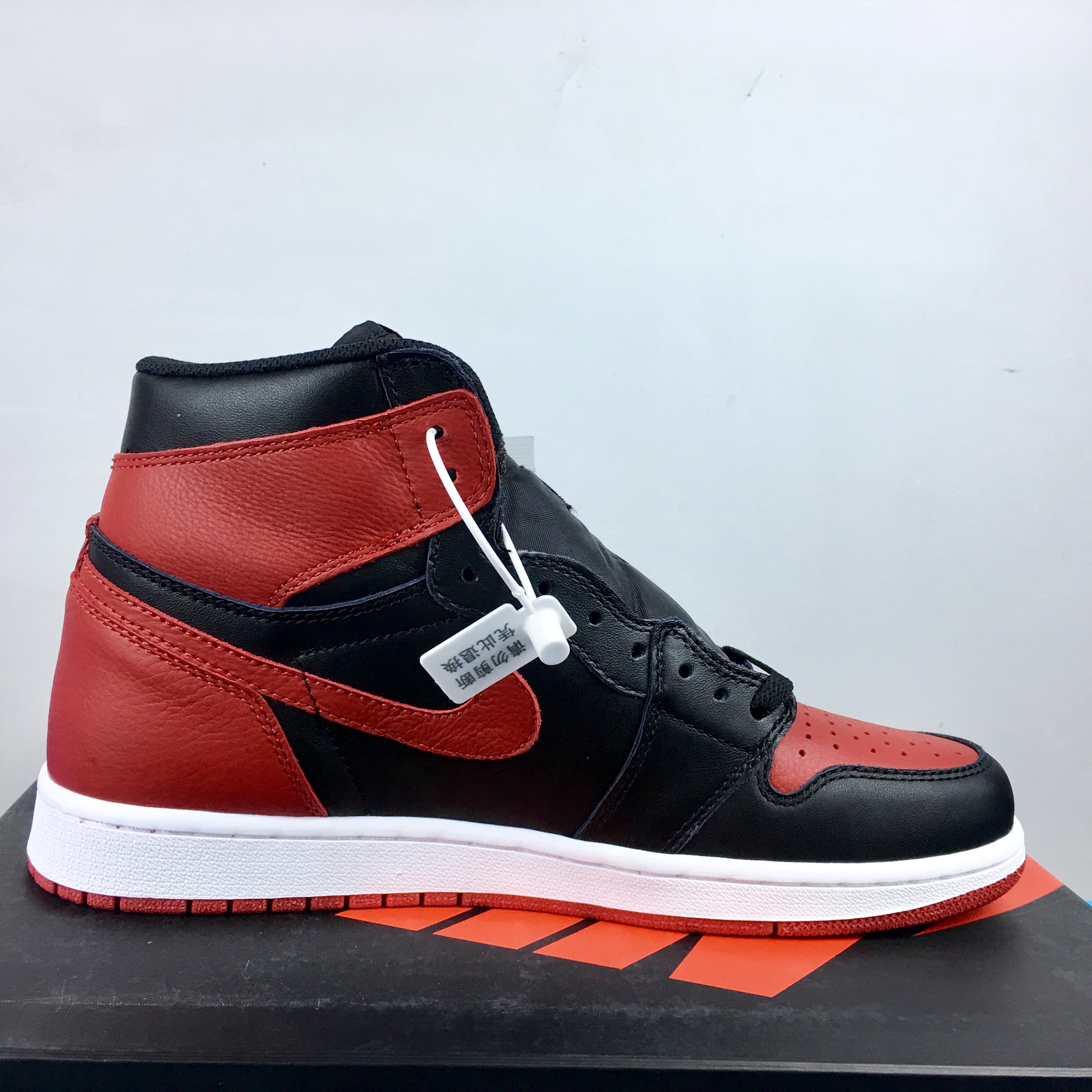Air Jordan 1 Retro Bred "Banned" (2016) 555088-001