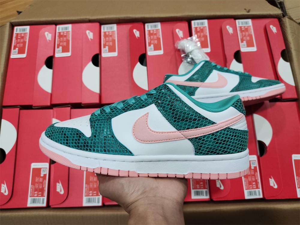 Dunk SB Low "Snake Skin" DR8577-300