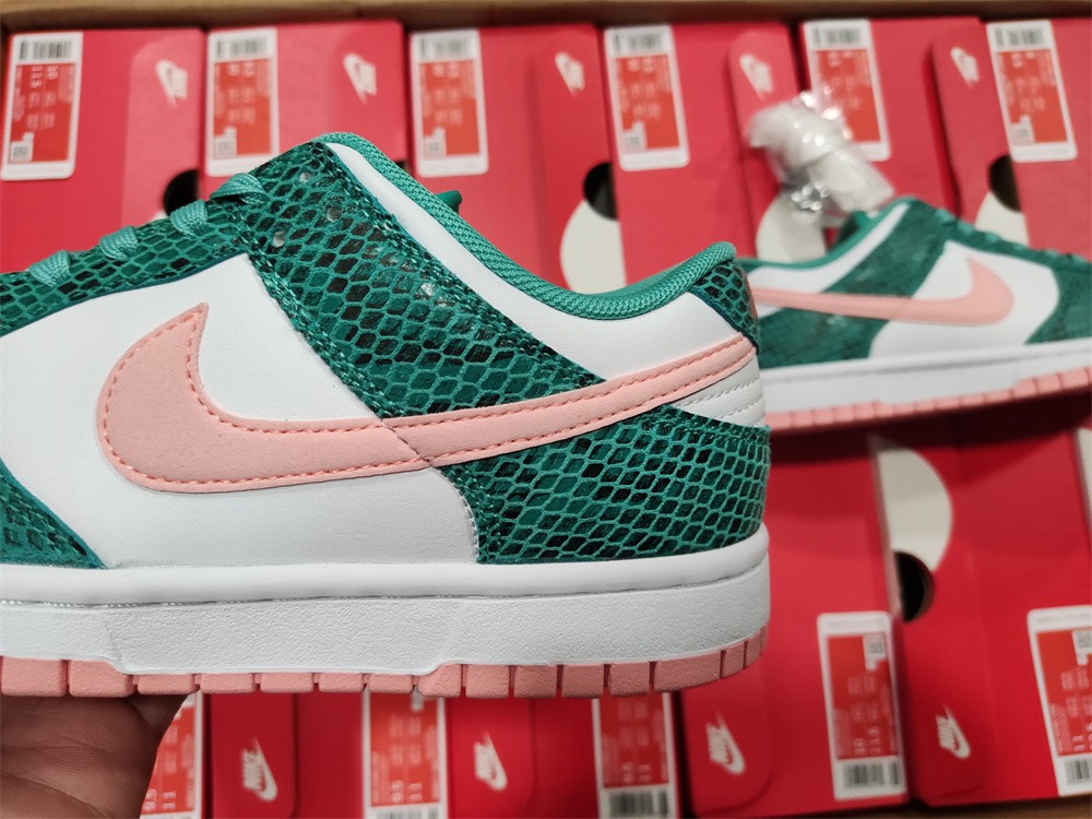 Dunk SB Low "Snake Skin" DR8577-300