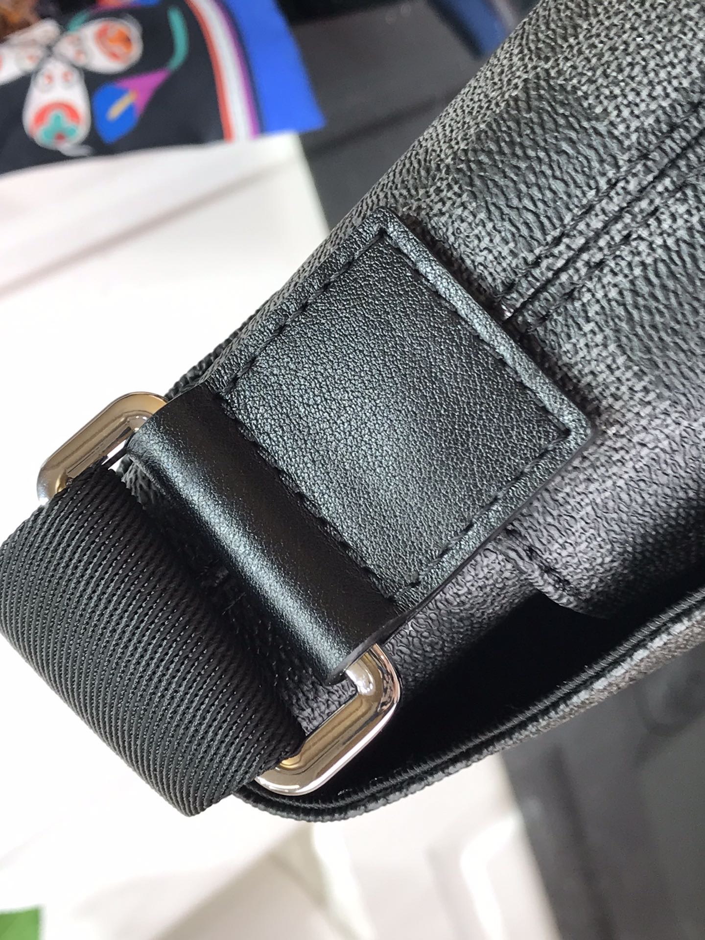 LsVttn DISTRICT PM MESSENGER BAG N40349