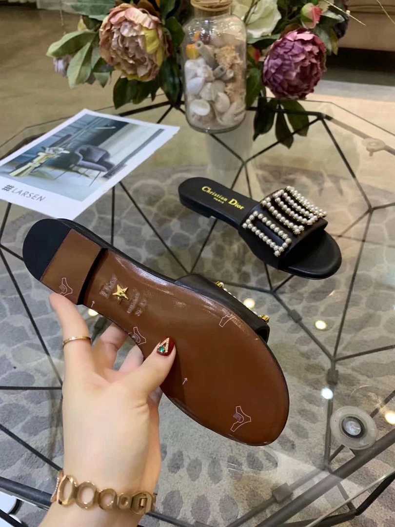 Christian Dioorr black slide