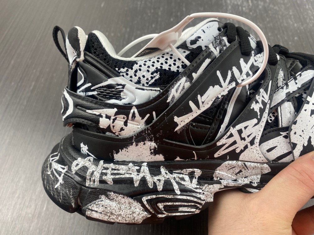 Blncig Track Graffiti Black White 542023W3RRA1090