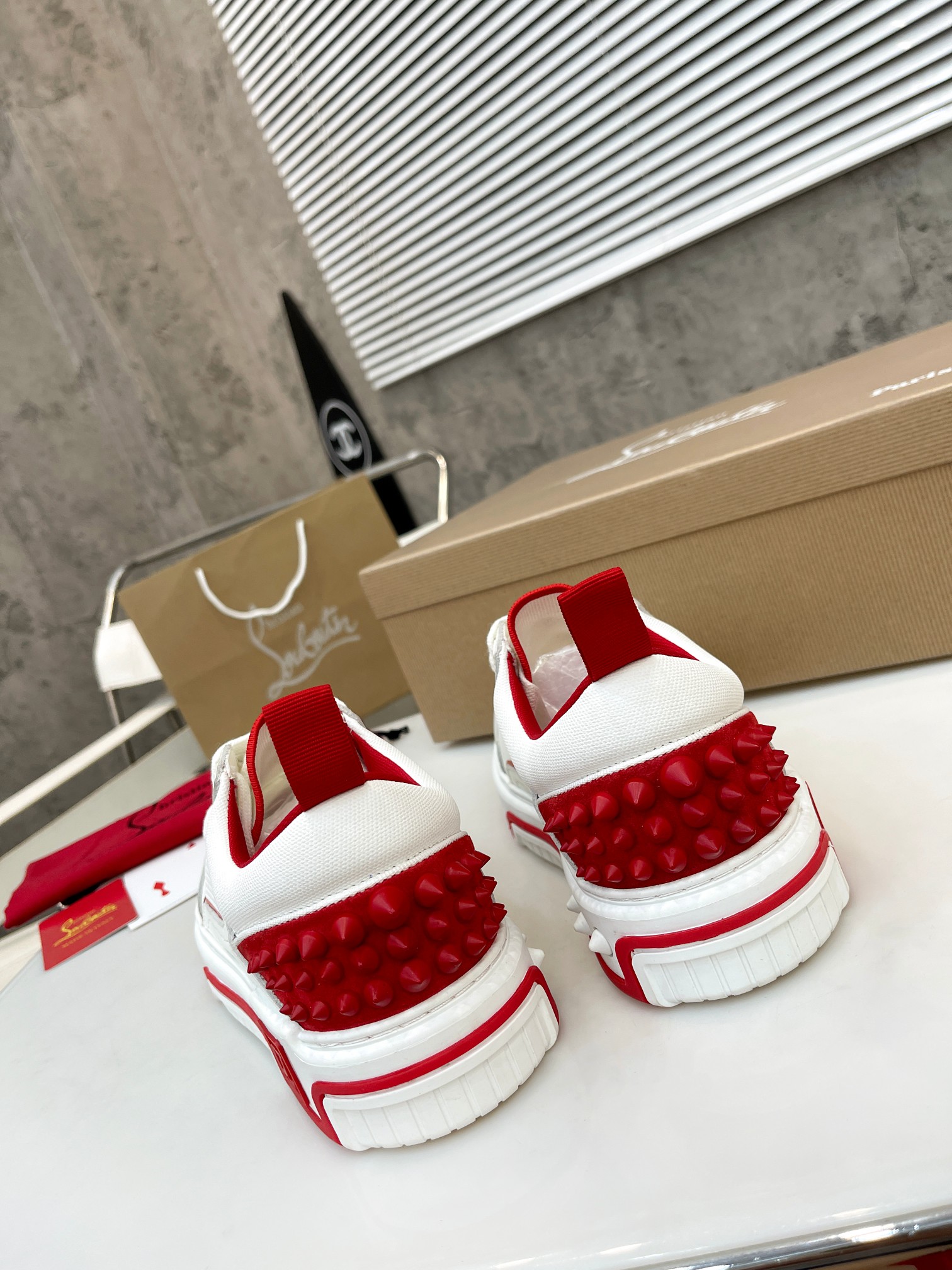 Chrstn Lbtn CL SNEAKERS white