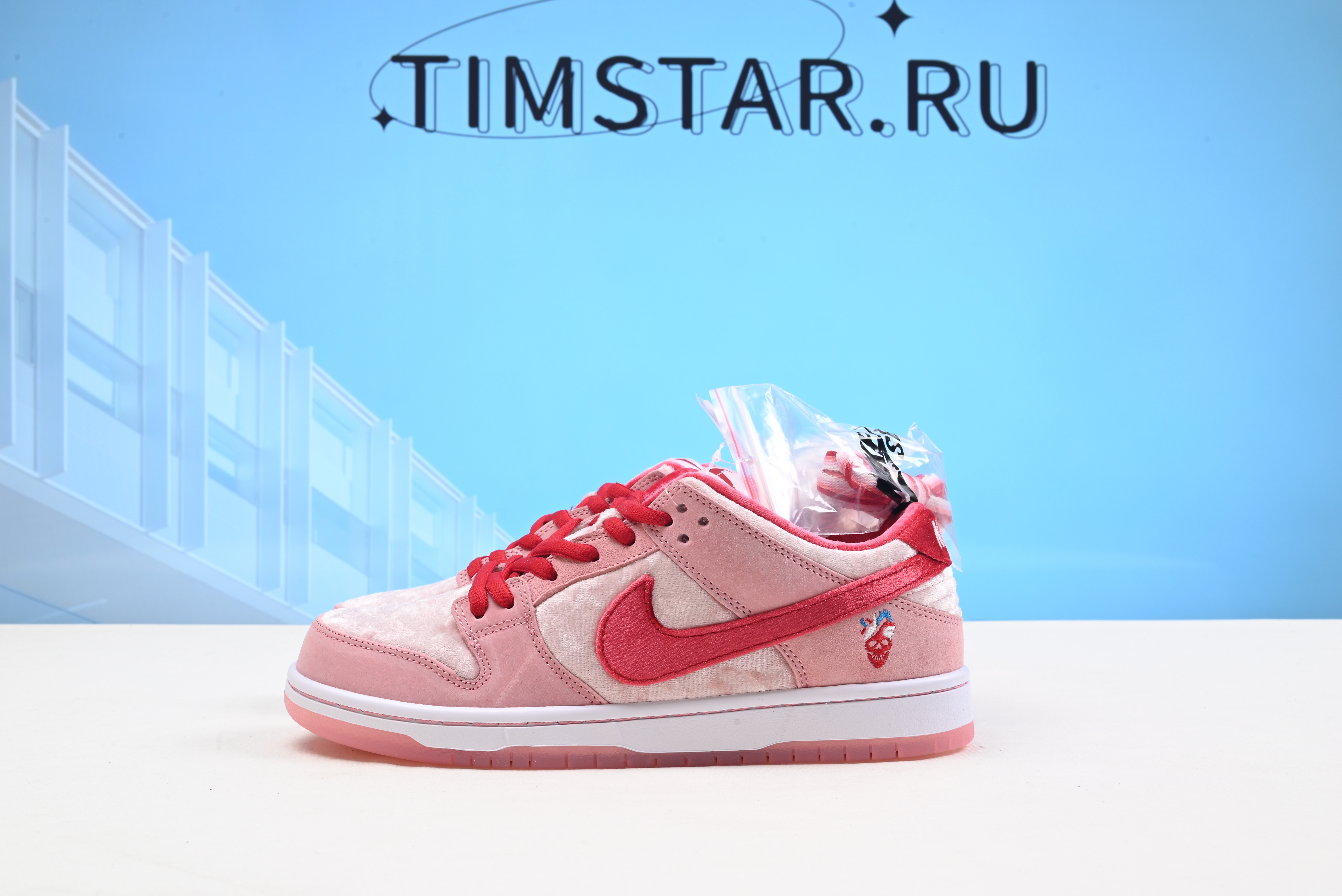Nike SB Dunk Low StrangeLove Skateboards CT2552-800