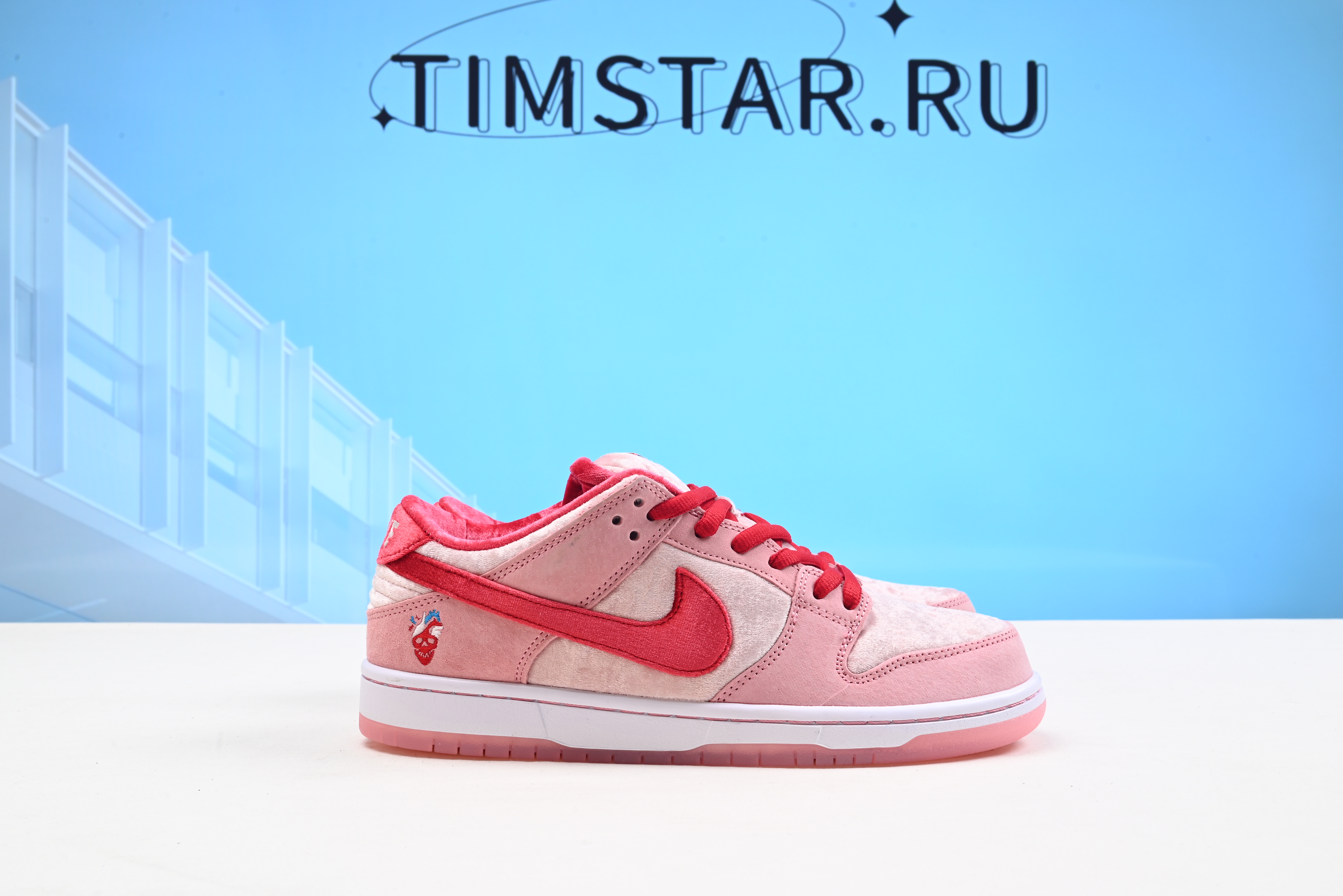 Nike SB Dunk Low StrangeLove Skateboards CT2552-800