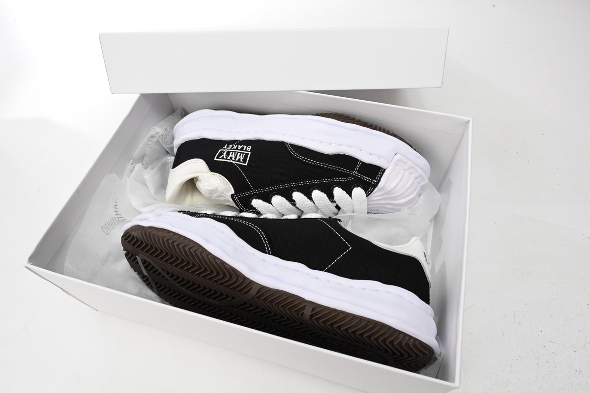 Mais0n Mihara Yasuhir0 White And Black Background