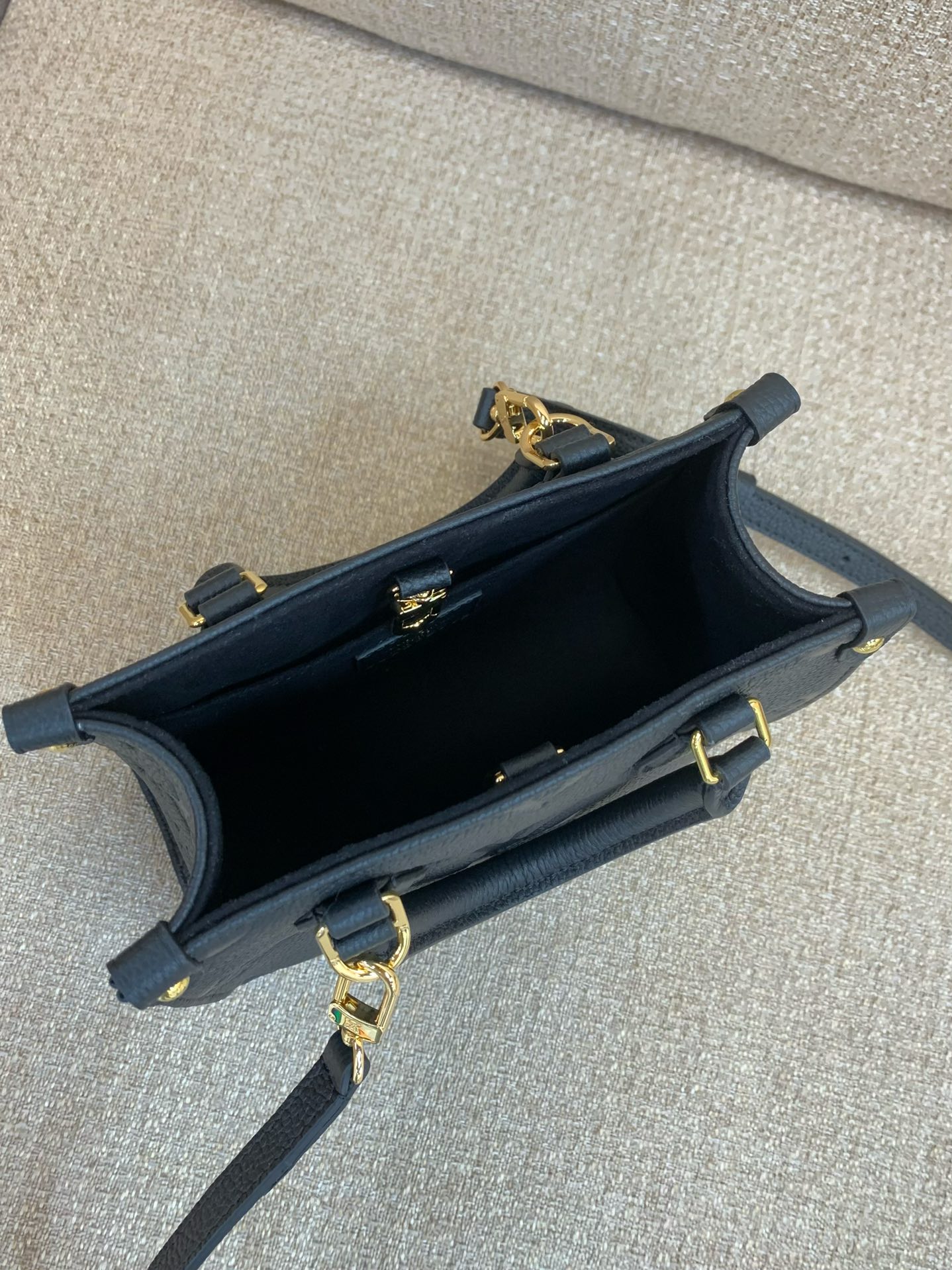 LsVttn ONTHEGO BB Crossbody bag 18cm