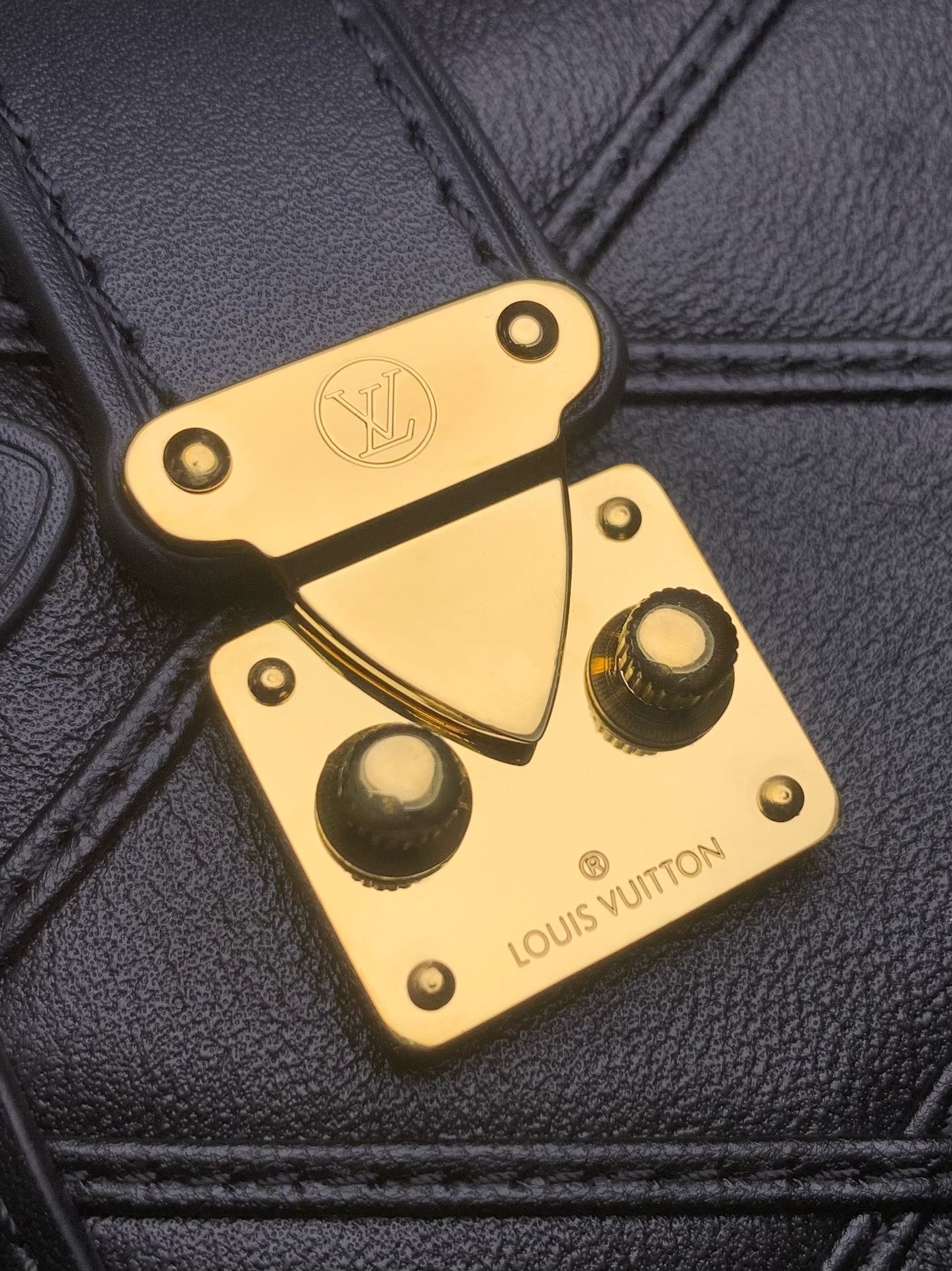 LsVttn side Trunk bag 18cm