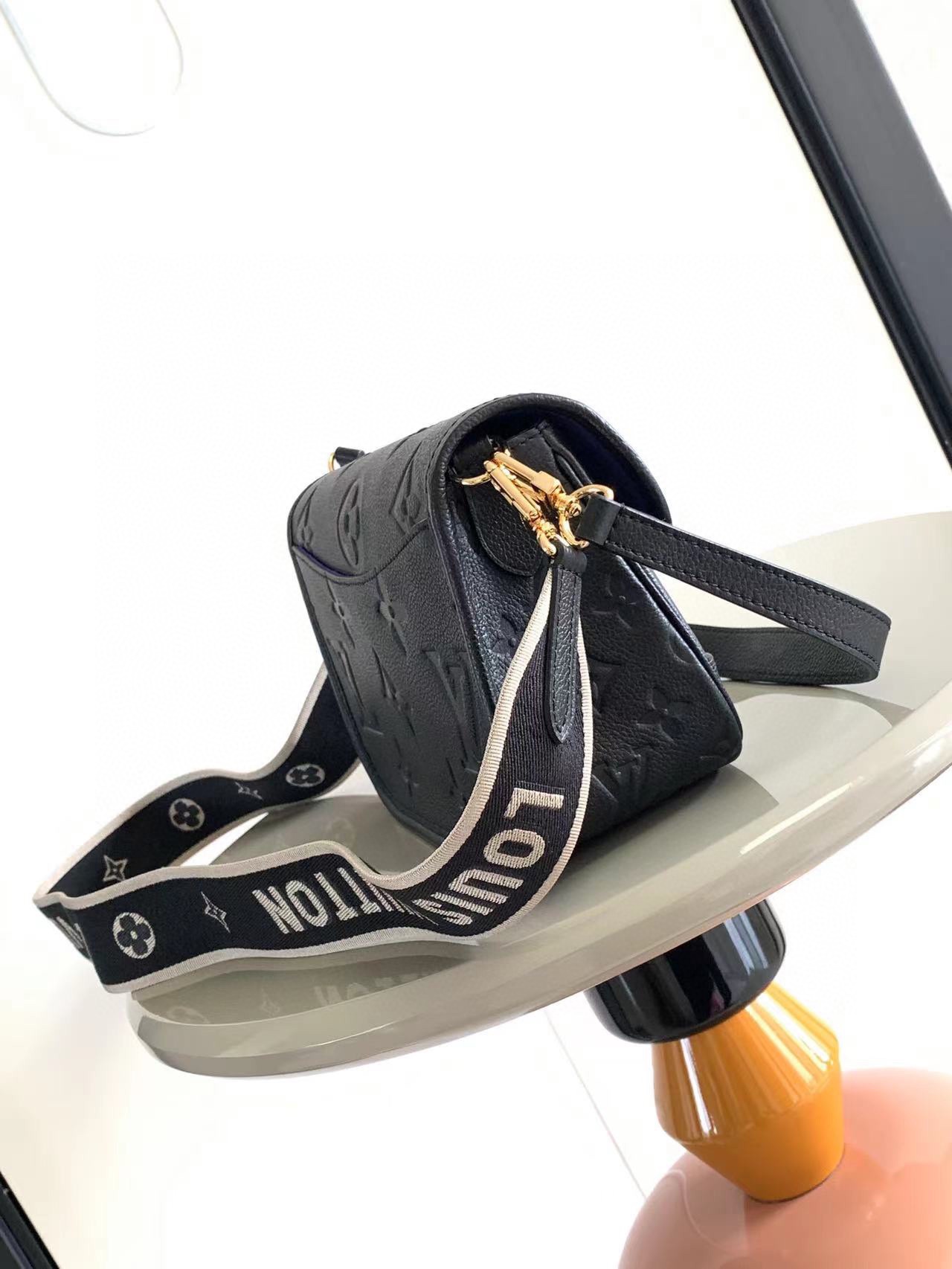 LsVttn Bag 62123194 black 23cm