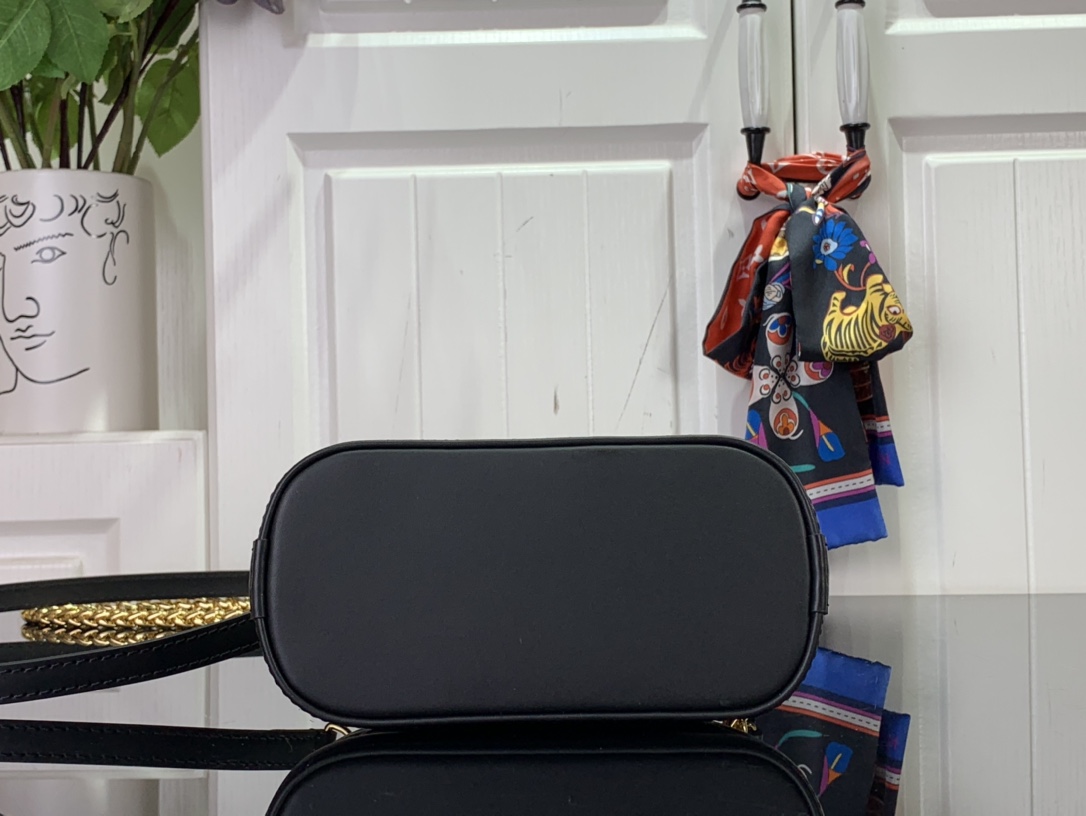 LsVttn Bag Nano Alma m83048 18cm