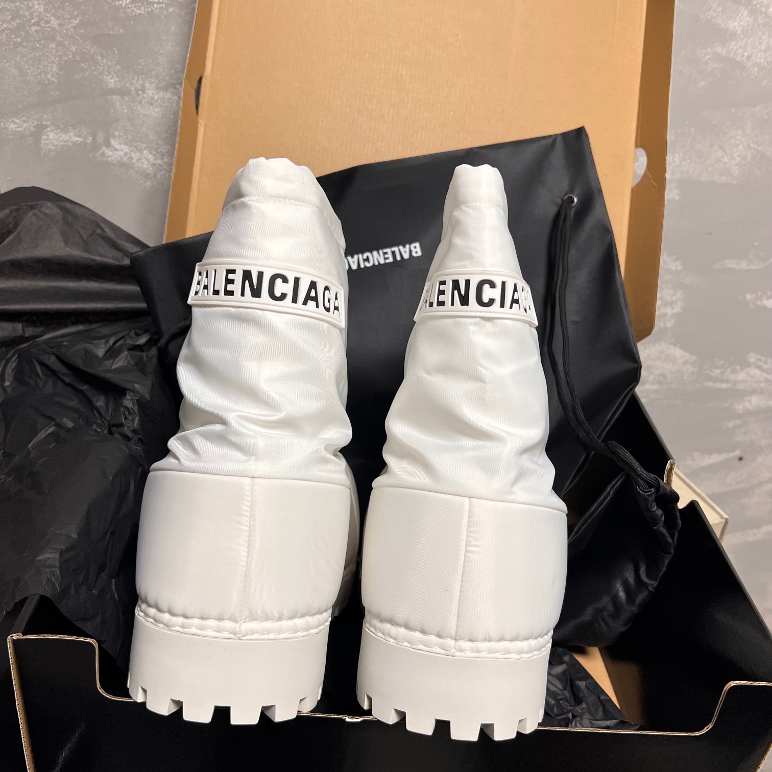 Blncig boots white