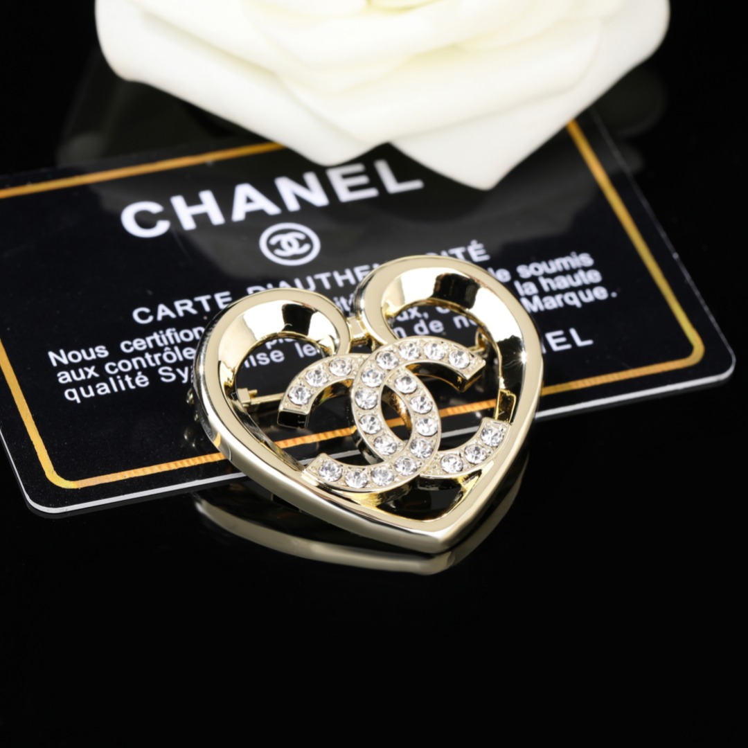 Chanel brooch P1350