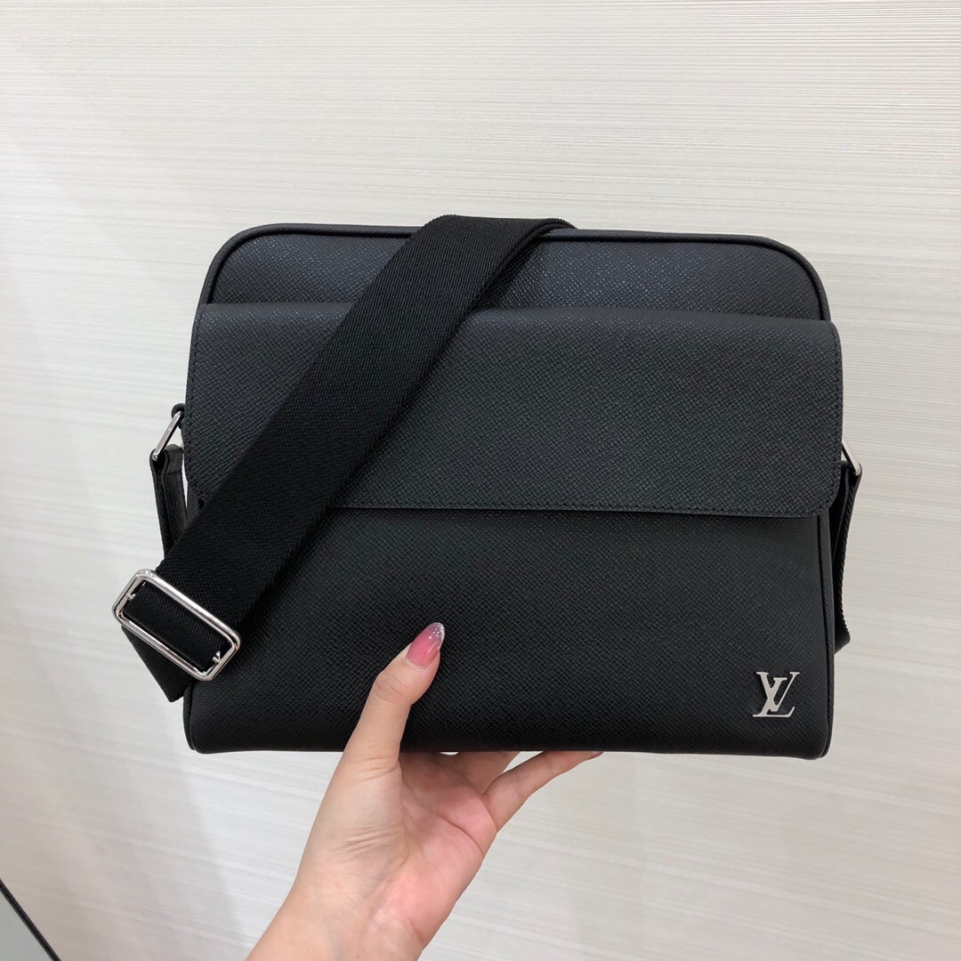 LOUIS VUITTON M20260 ALEX MESSENGER PM