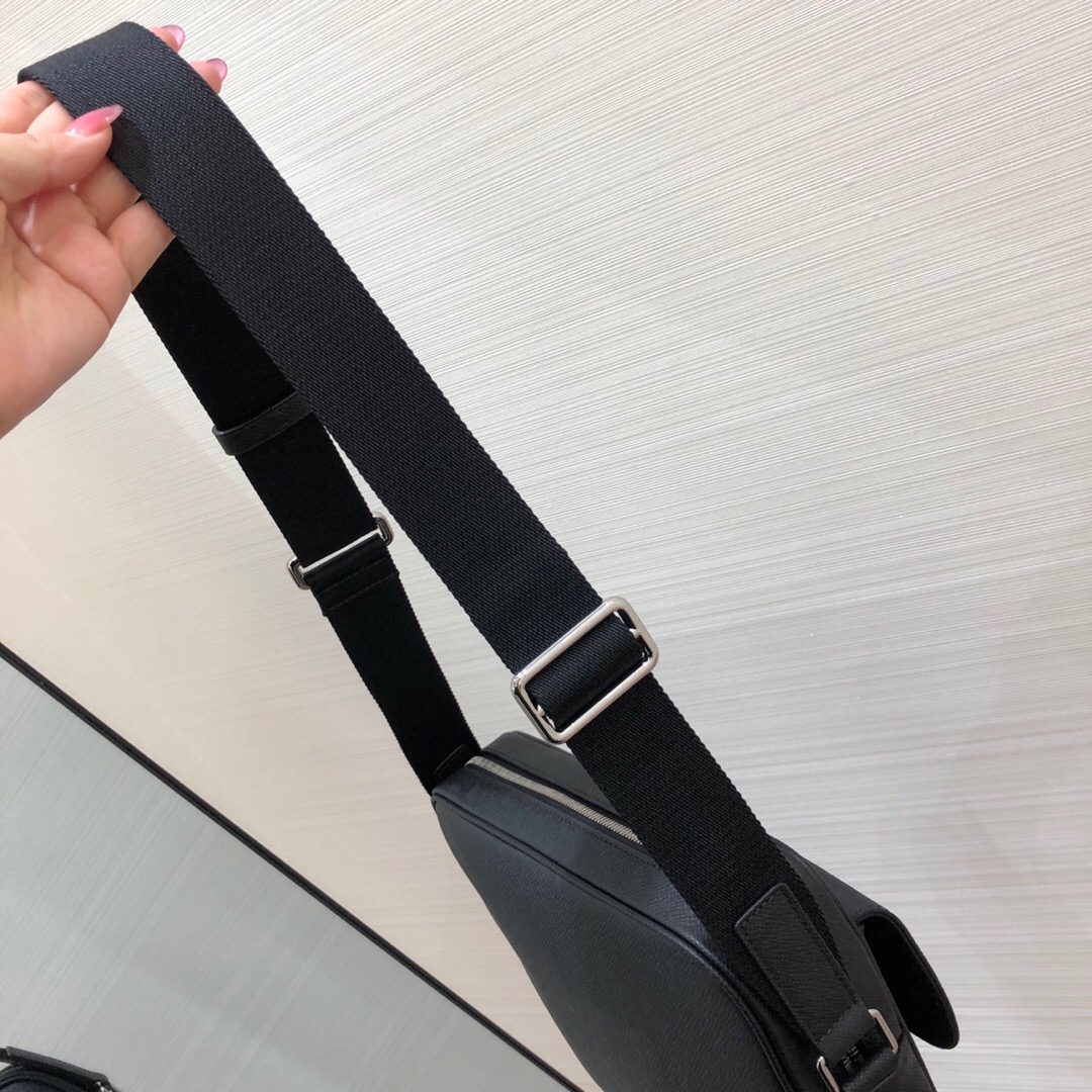 LOUIS VUITTON M20260 ALEX MESSENGER PM