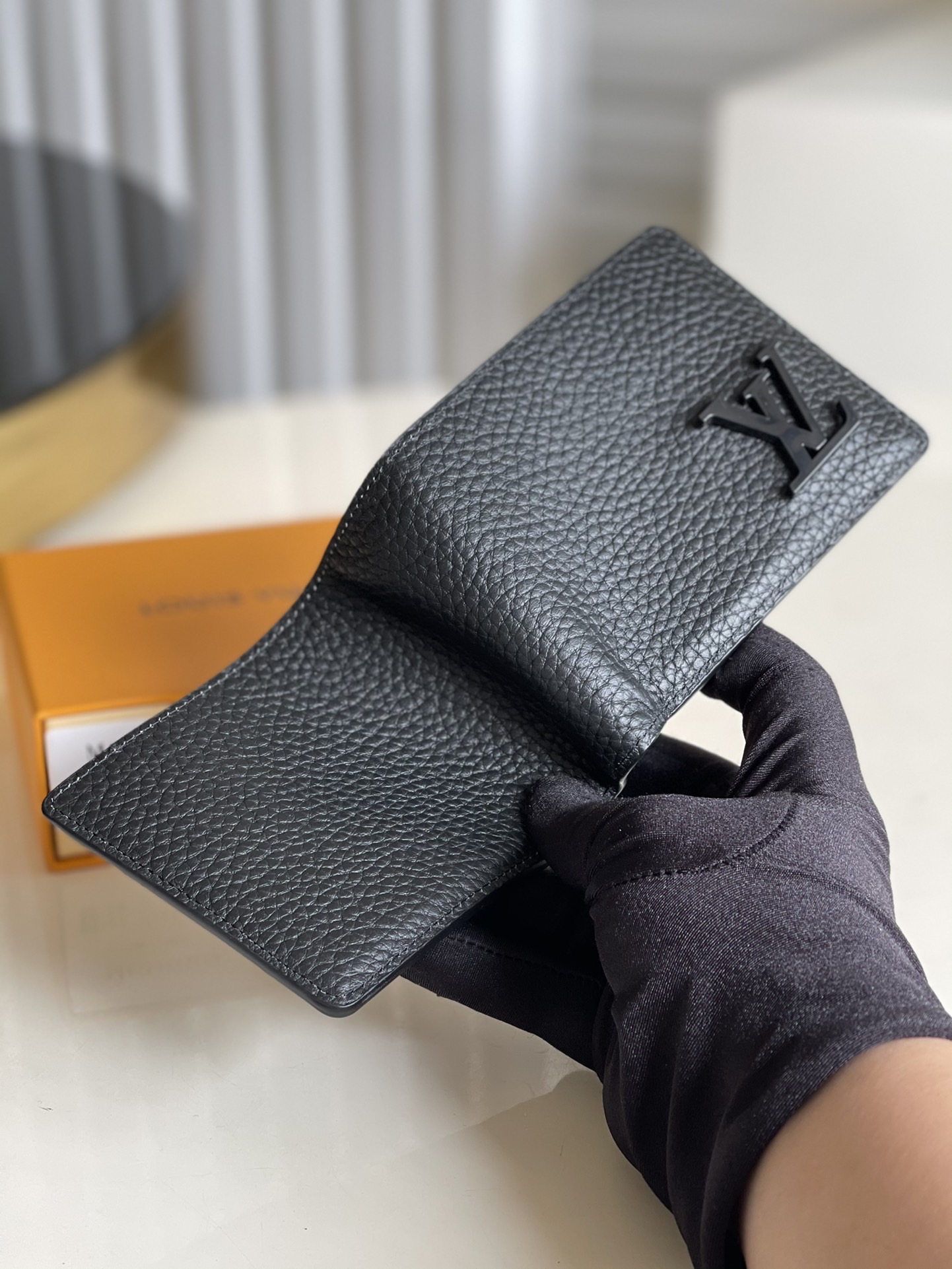 LV MULTIPLE WALLET M69829