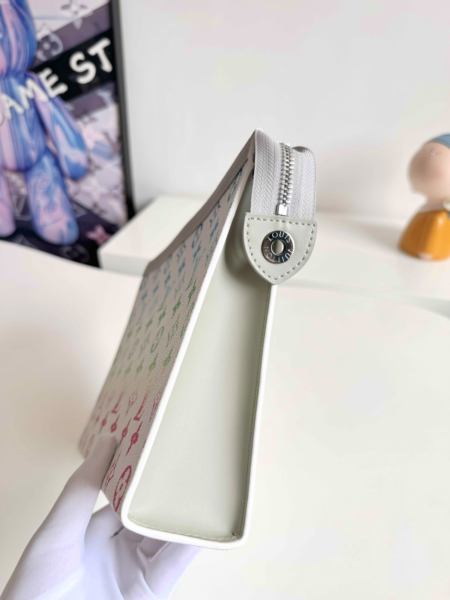 L0UlS VUlTT0N wallet  M13907