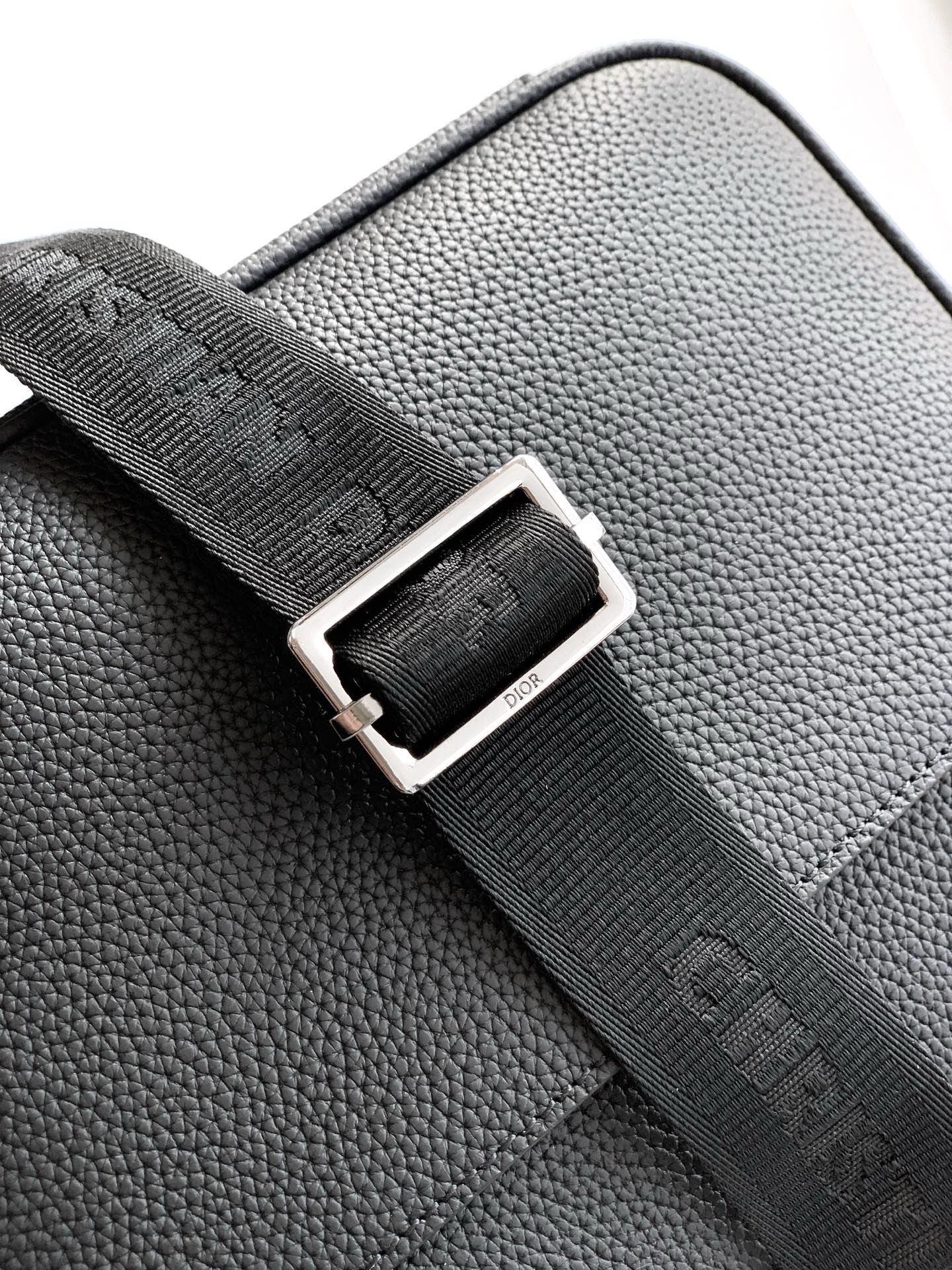 Dioor AND KAWS bumbag 2ESWS034OYY_H95844 black