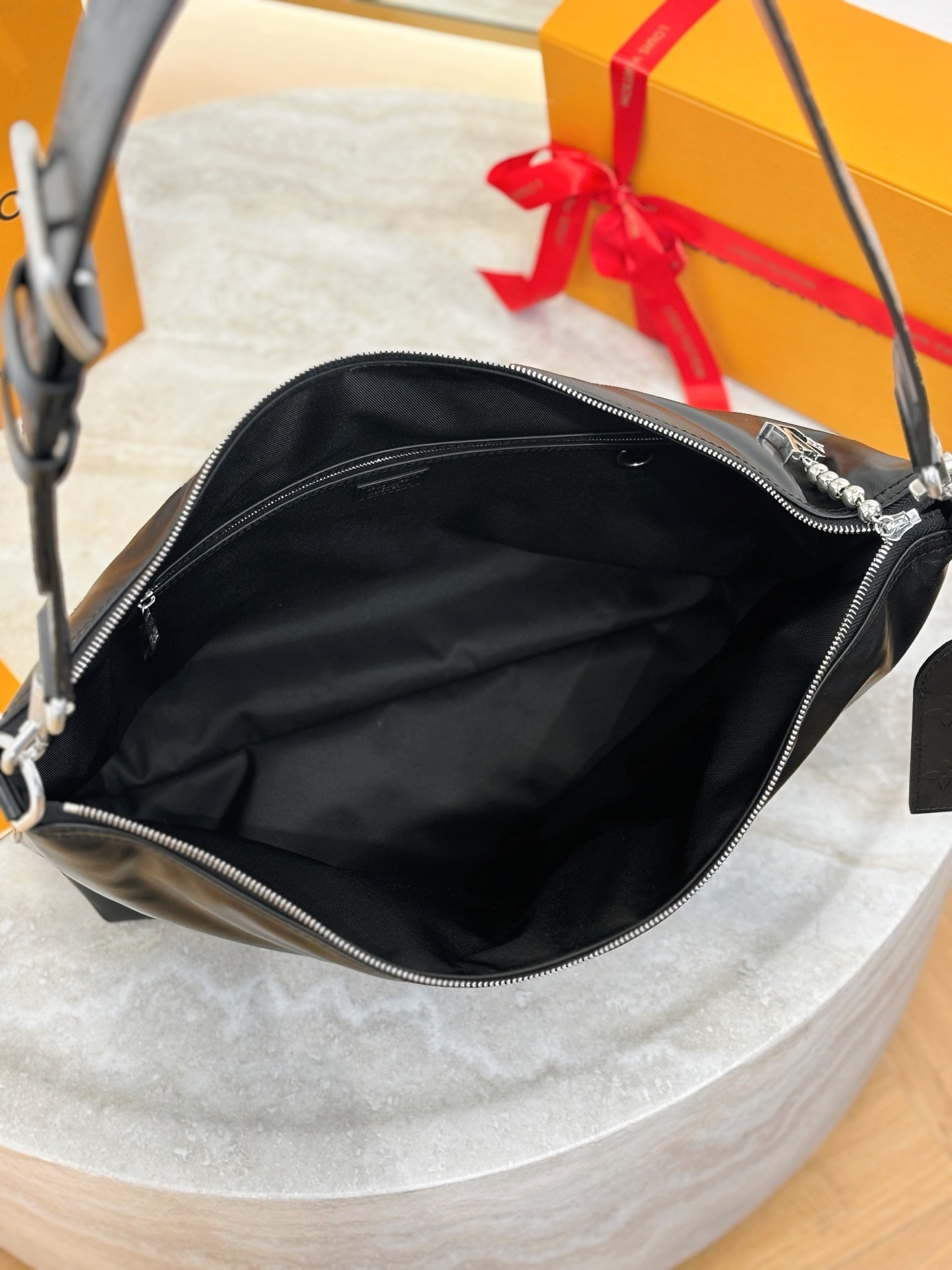 LV Vagabond Hobo 38*35*12CM